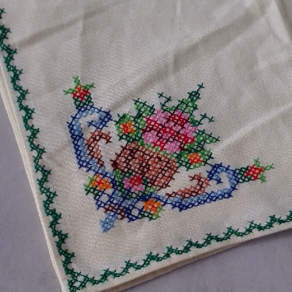 Vintage Hand Embroidered Floral Tablecloth - Picture 2 of 6